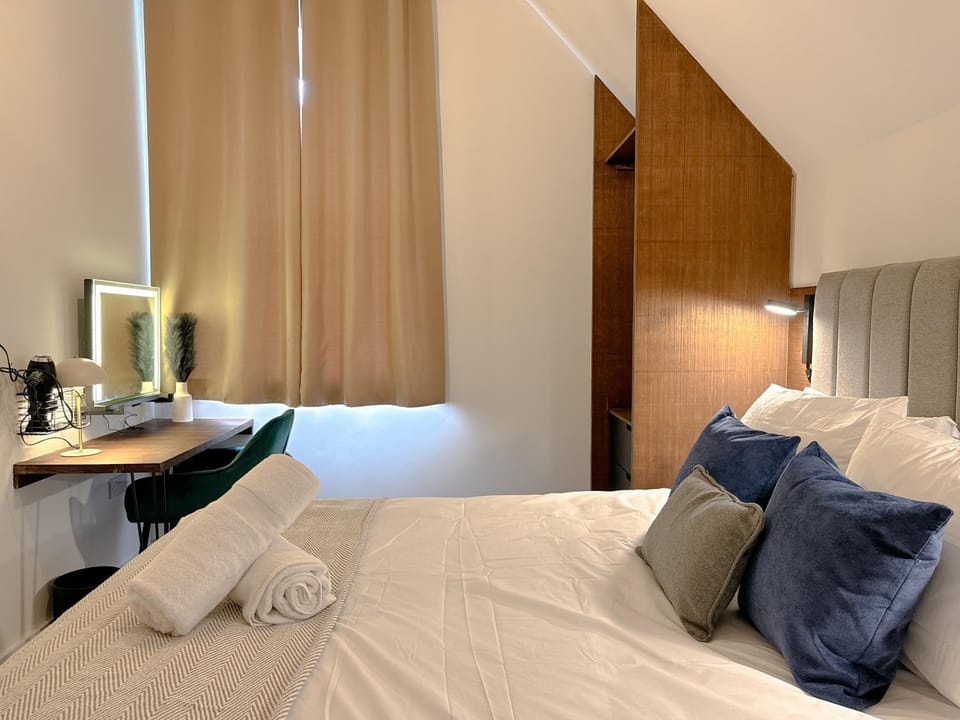 Bed, Bedroom, towels
