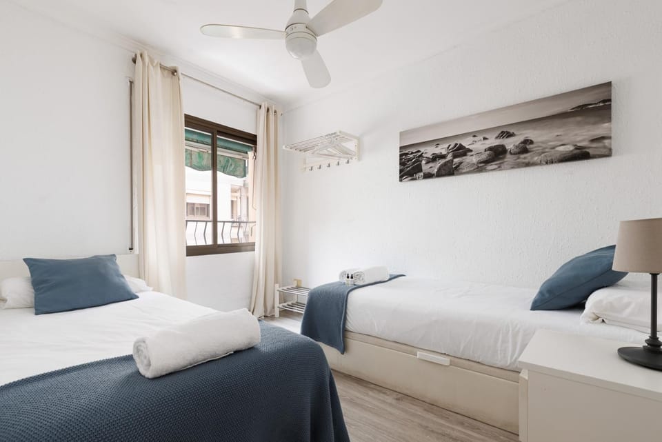 Bed, Photo of the whole room, Bedroom, air conditioner