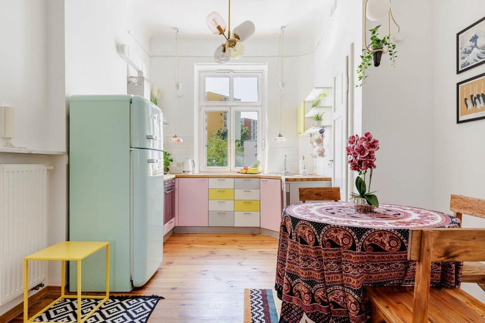Kitchen or kitchenette, Dining area, oven