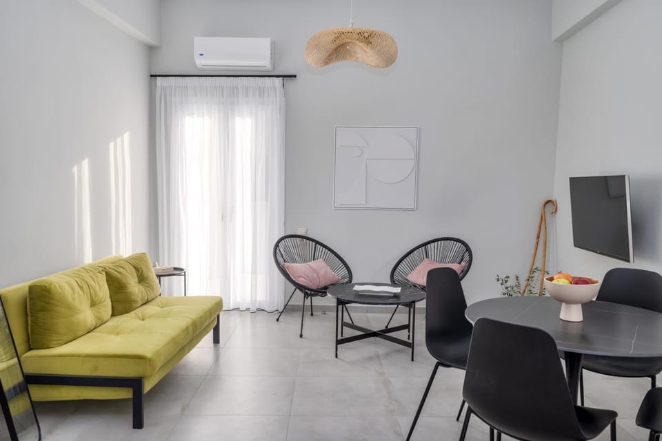 TV and multimedia, Living room, Seating area, air conditioner