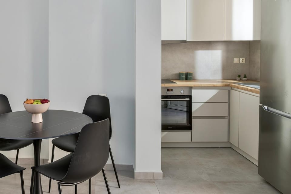 Kitchen or kitchenette, Dining area, oven, stove