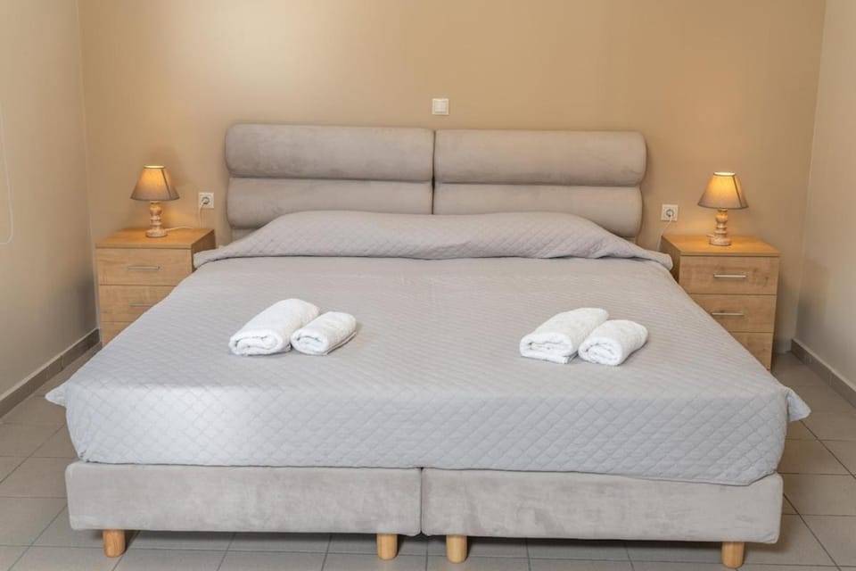 Bed, towels