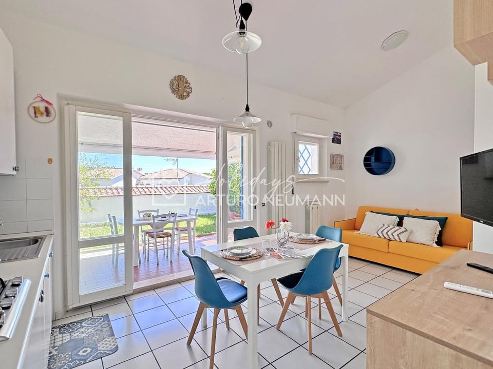 TV and multimedia, Kitchen or kitchenette, Living room, Seating area, Dining area