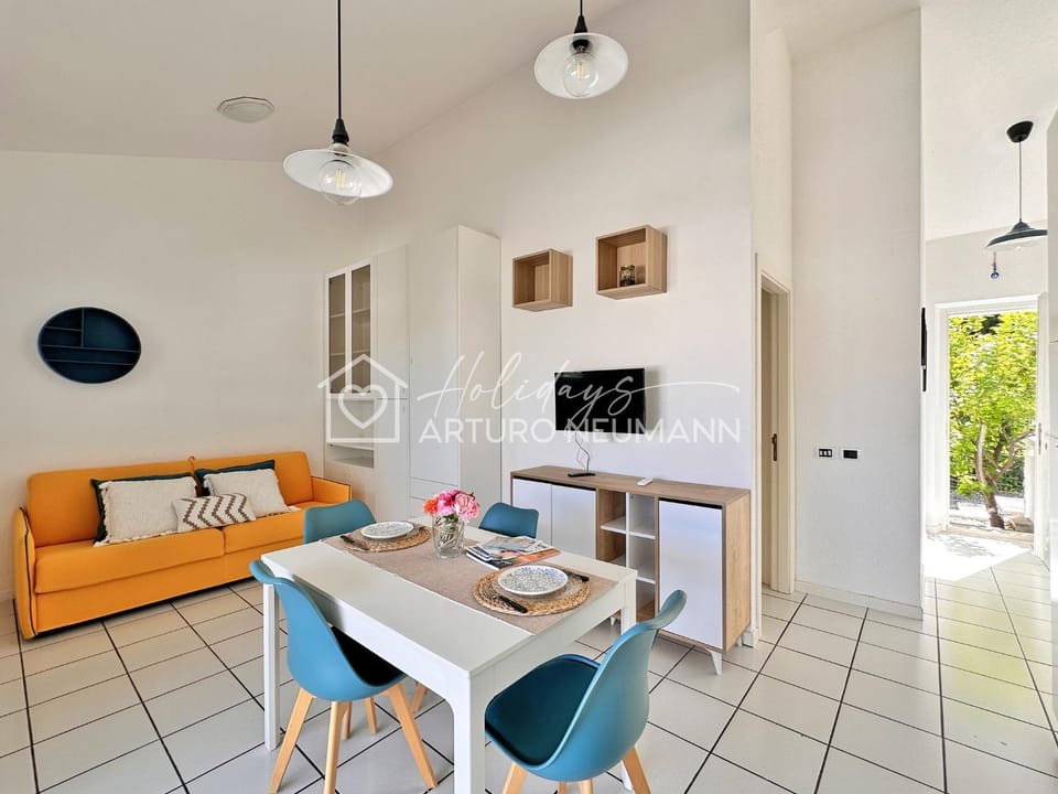 Day, TV and multimedia, Kitchen or kitchenette, Living room, Seating area, Dining area, Time of day