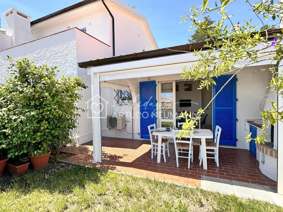 Property building, Patio, Day, Garden, Garden view