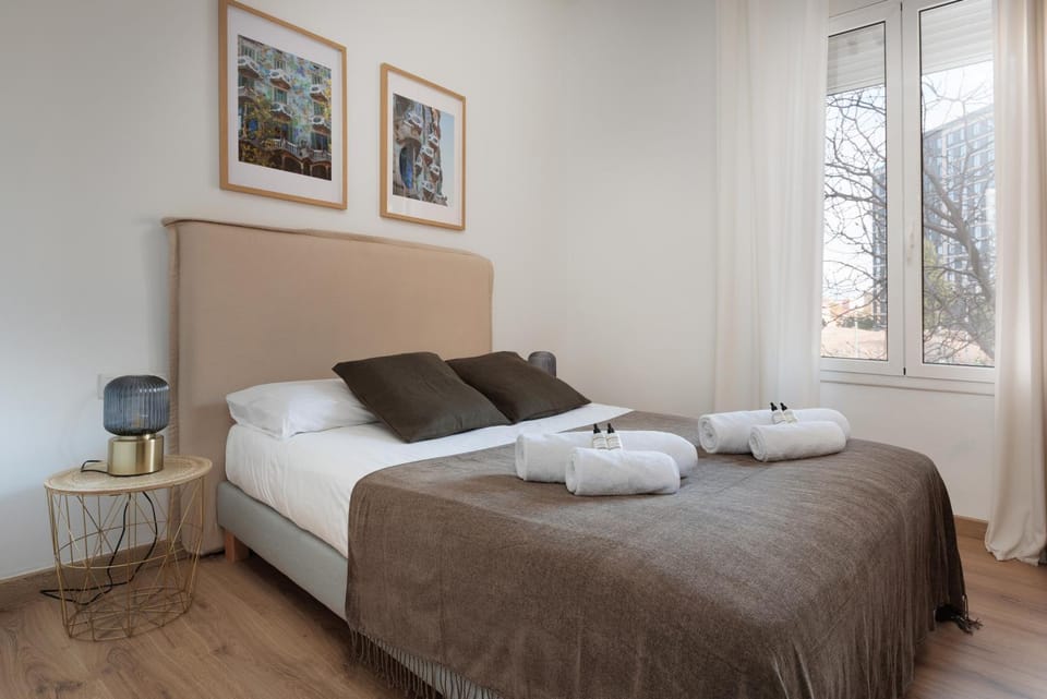 Bed, Bedroom, towels