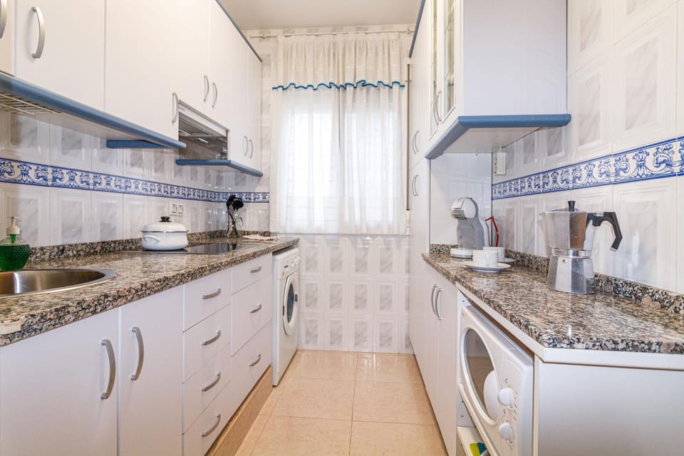 Coffee/tea facilities, Kitchen or kitchenette, stove