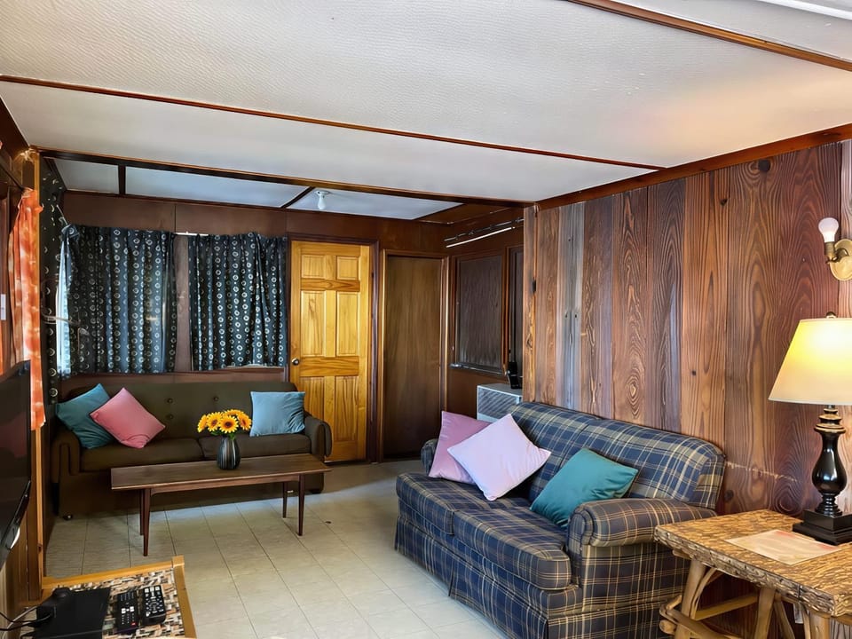 2-bedroom Balsam Lake Lower Boathouse #1A House in Kawartha Lakes