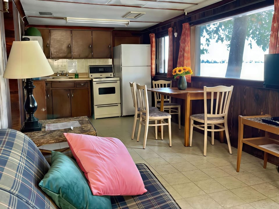 2-bedroom Balsam Lake Lower Boathouse #1A House in Kawartha Lakes