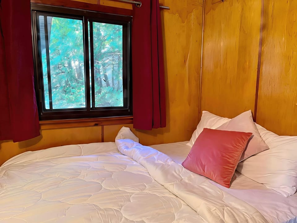 2-bedroom Balsam Lake Lower Boathouse #1A House in Kawartha Lakes