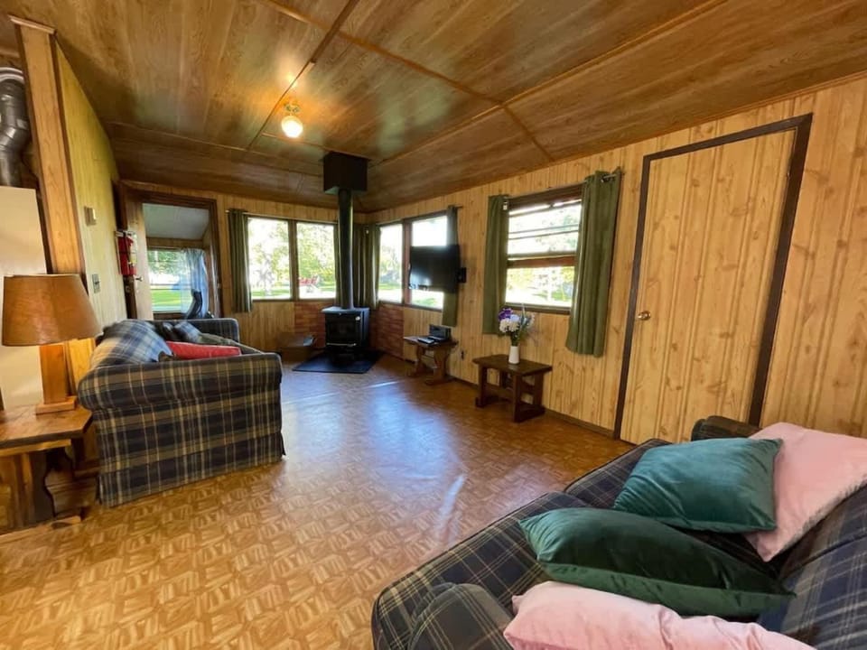 Balsam Lake - 3-Bedroom Cottage #3 House in Kawartha Lakes