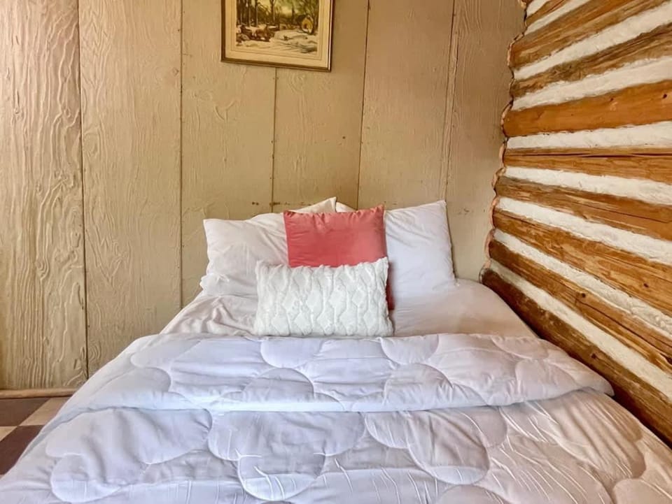 1-Bedroom Balsam Lake Cottage #9 House in Kawartha Lakes