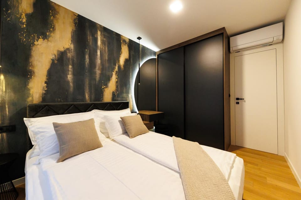 Bed, Bedroom, wardrobe, air conditioner