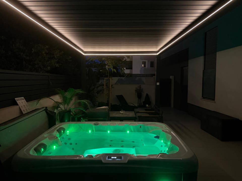 Patio, Garden, Hot Tub, Seating area