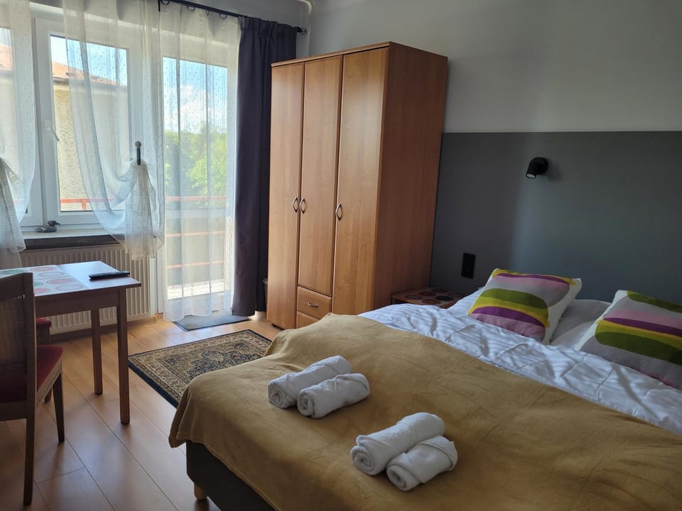 View (from property/room), Photo of the whole room, Bedroom, City view, towels, wardrobe