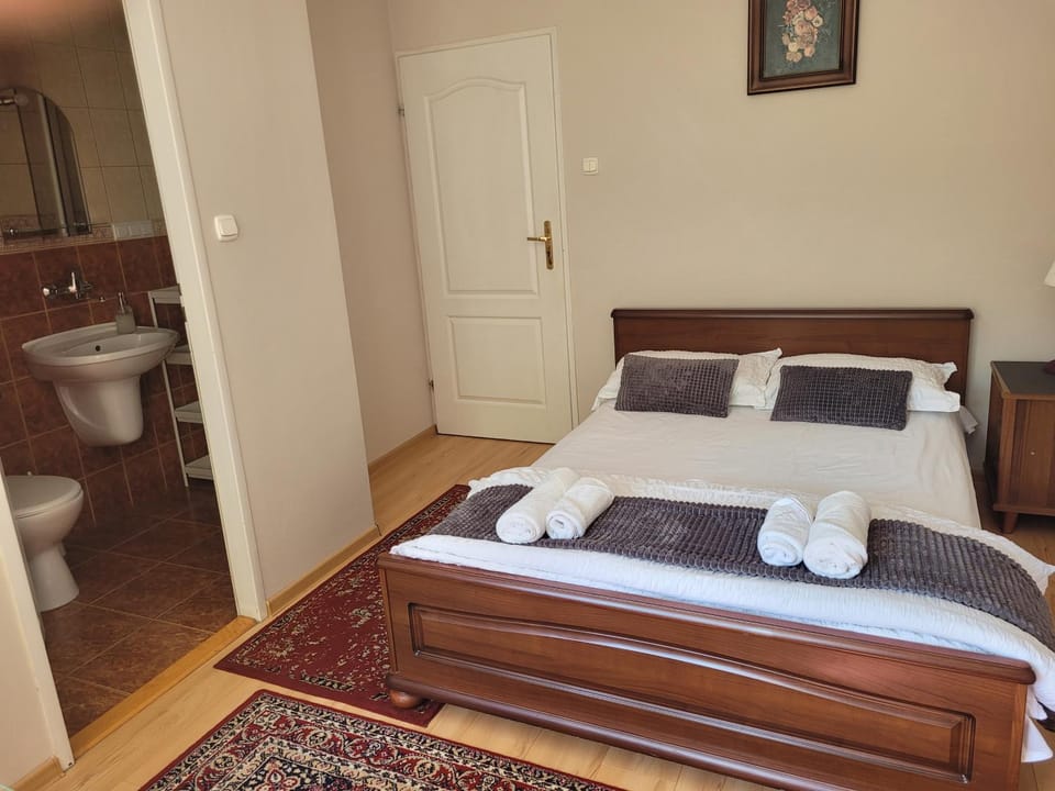 Bed, Photo of the whole room, towels