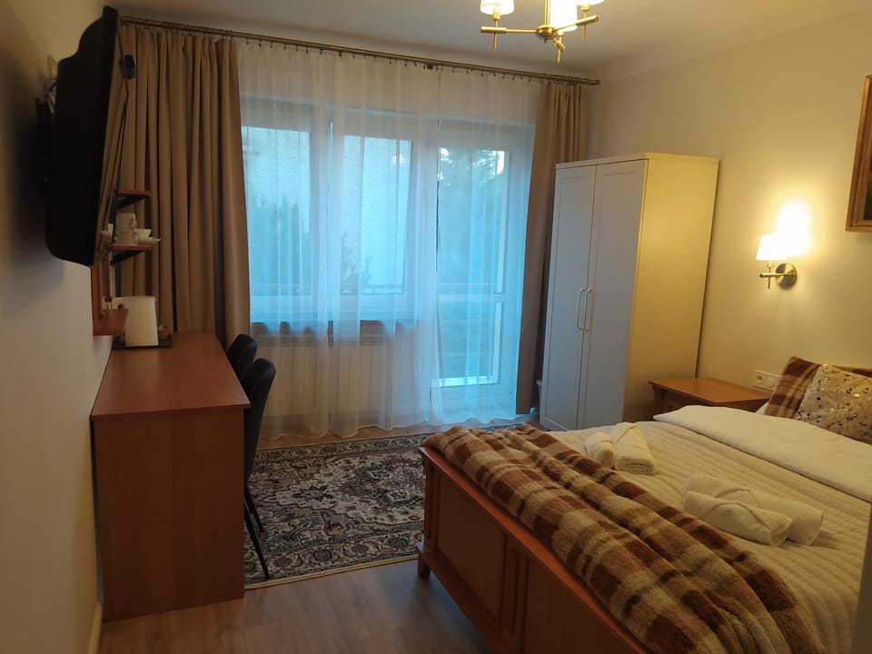 Bed, TV and multimedia, Photo of the whole room, wardrobe