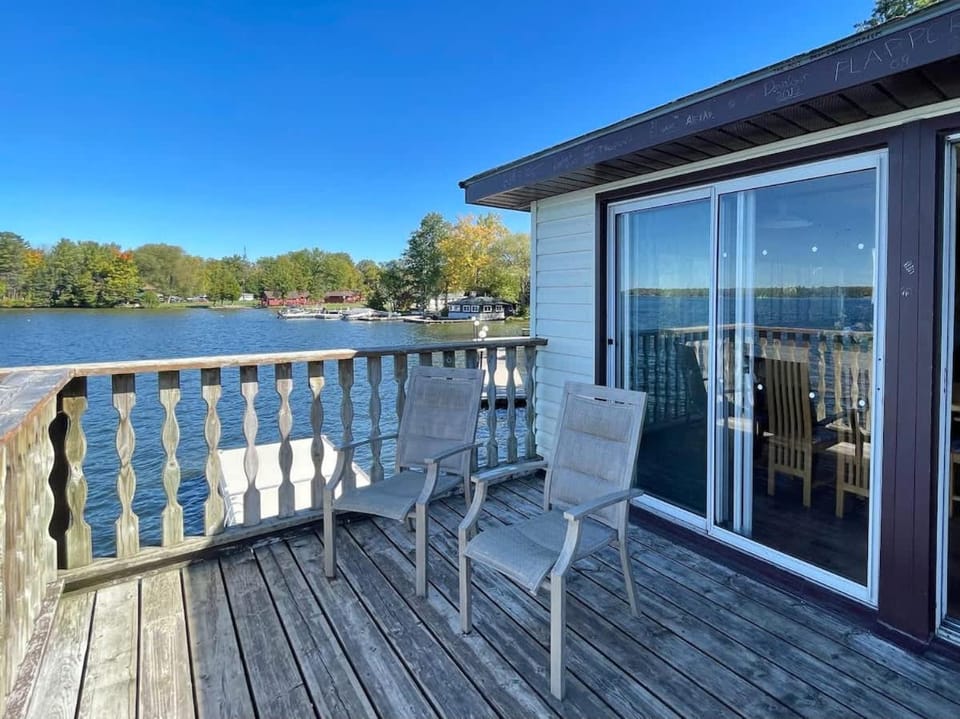 Upper Boathouse on Balsam Lake #1 House in Kawartha Lakes