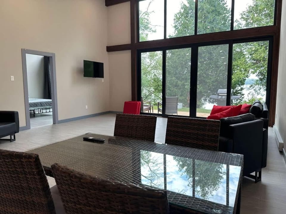 3-bedroom Lakefront Villa #6 House in Douro-Dummer