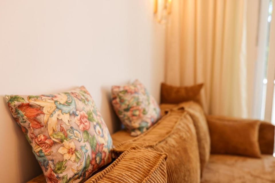 Living room, Photo of the whole room, Seating area