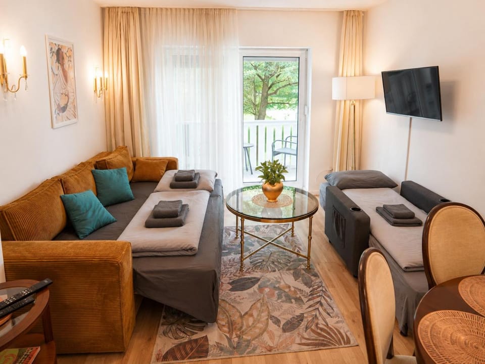 Communal lounge/ TV room, TV and multimedia, Living room, Seating area