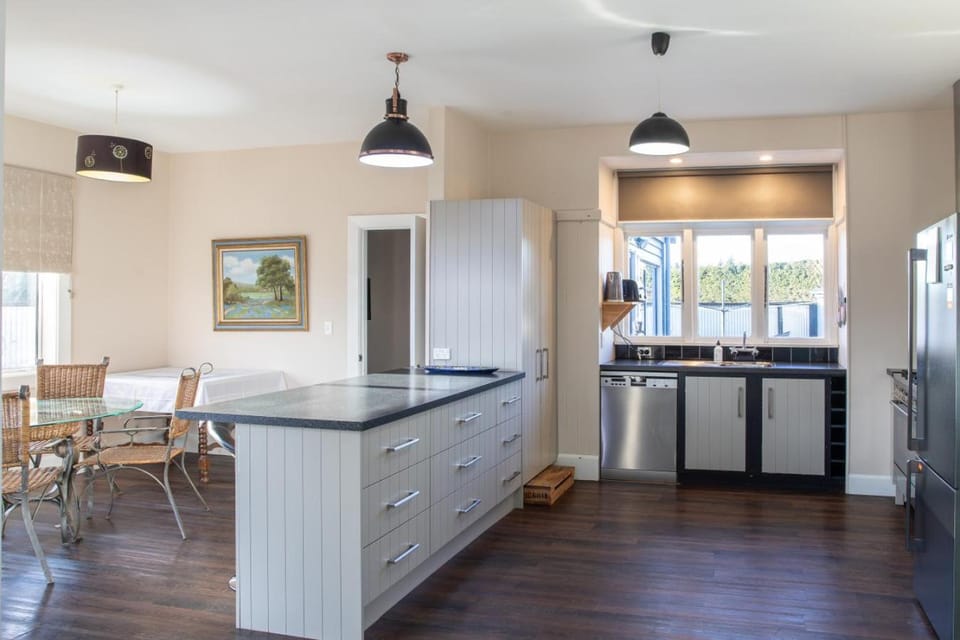 Kitchen or kitchenette, kitchen, kitchen