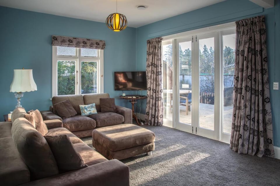 TV and multimedia, Living room, Seating area, Evening entertainment