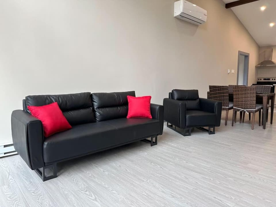 3-bedroom Lakefront Villa #5 House in Douro-Dummer