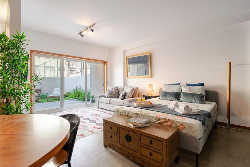 Bed, Living room, towels