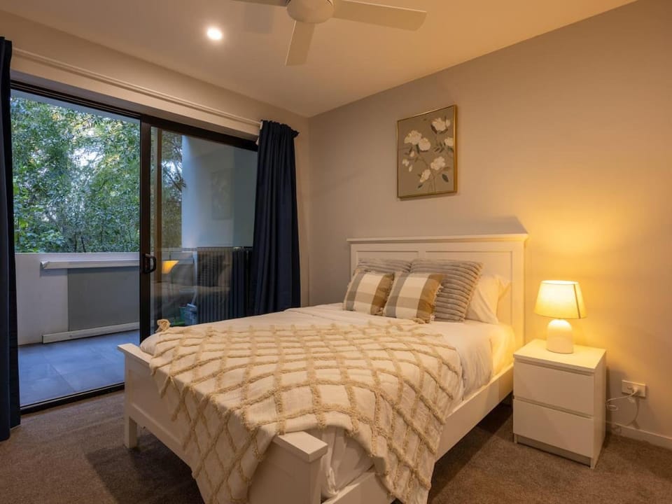 2BR Apartment with Balcony Easy Access All Hotspot Apartment in Brisbane