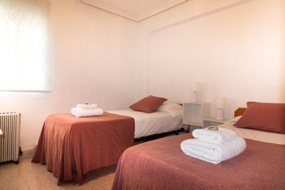 Bed, Bedroom, towels