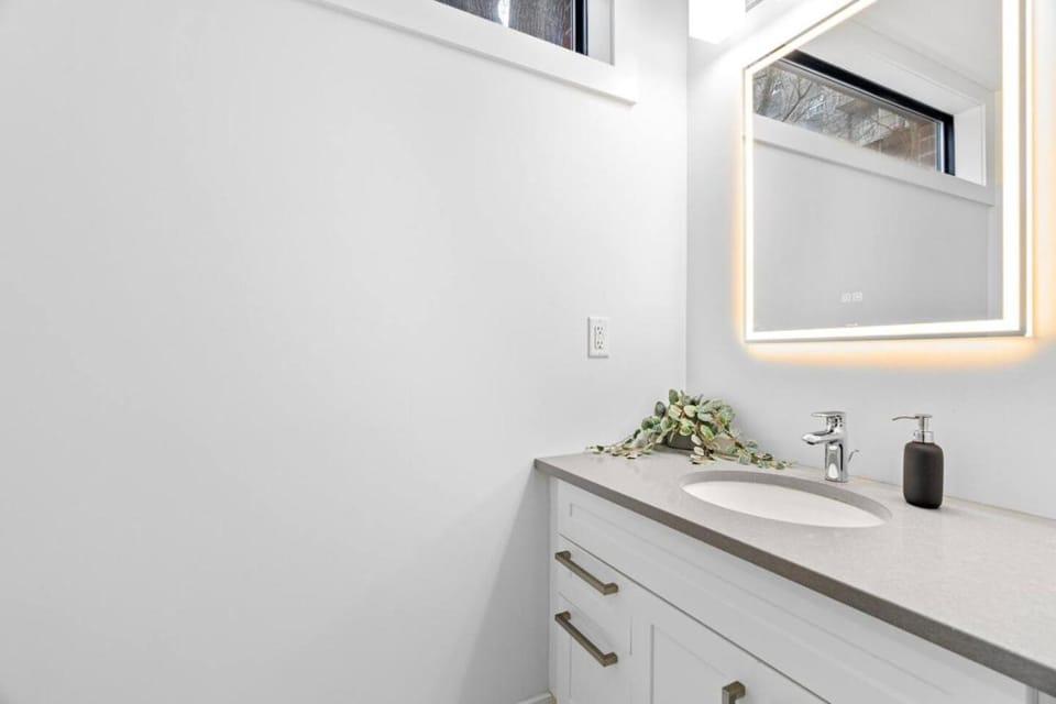 RentX Cozy Downtown London Parking WiFi Apartment in London