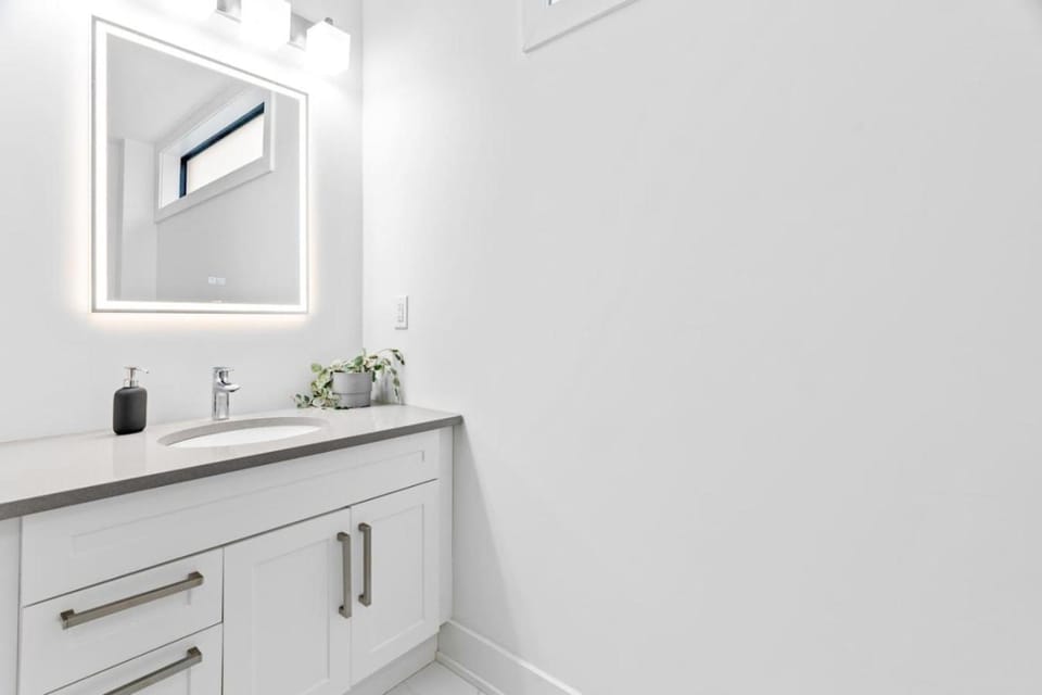 RentX Cozy Downtown London Parking WiFi Apartment in London