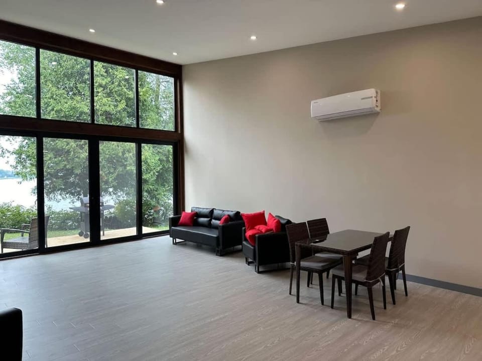 3-bedroom Lakefront Villa #3 House in Douro-Dummer