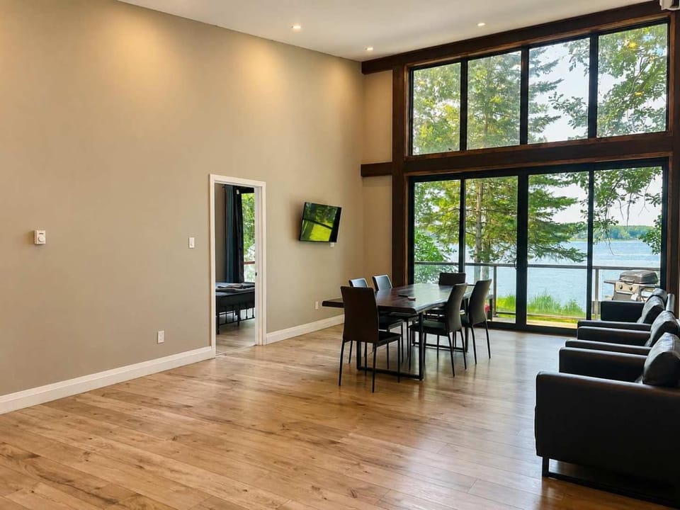3-bedroom Lakefront Villa #2 House in Douro-Dummer