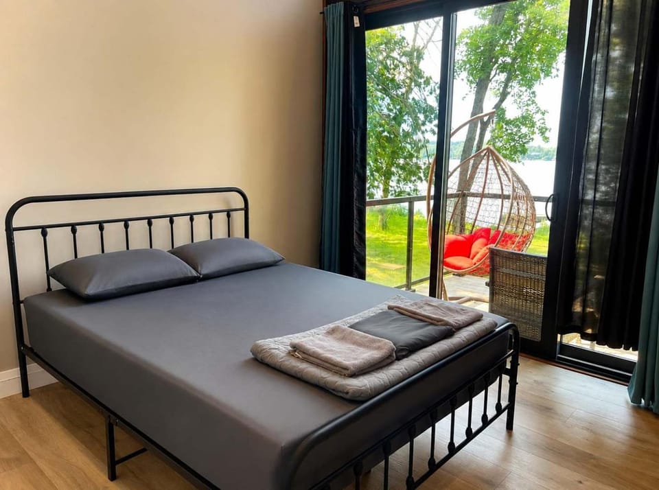 3-bedroom Lakefront Villa #2 House in Douro-Dummer