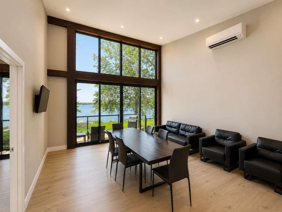 3-bedroom Lakefront Villa #2 House in Douro-Dummer