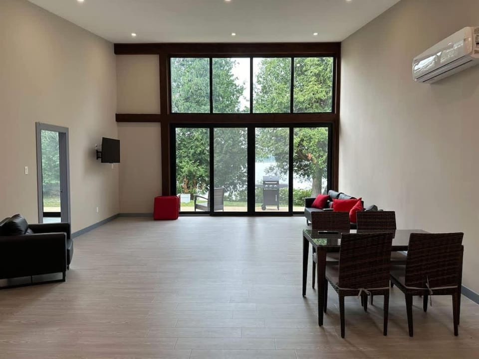 3-bedroom Lakefront Villa #8 House in Douro-Dummer