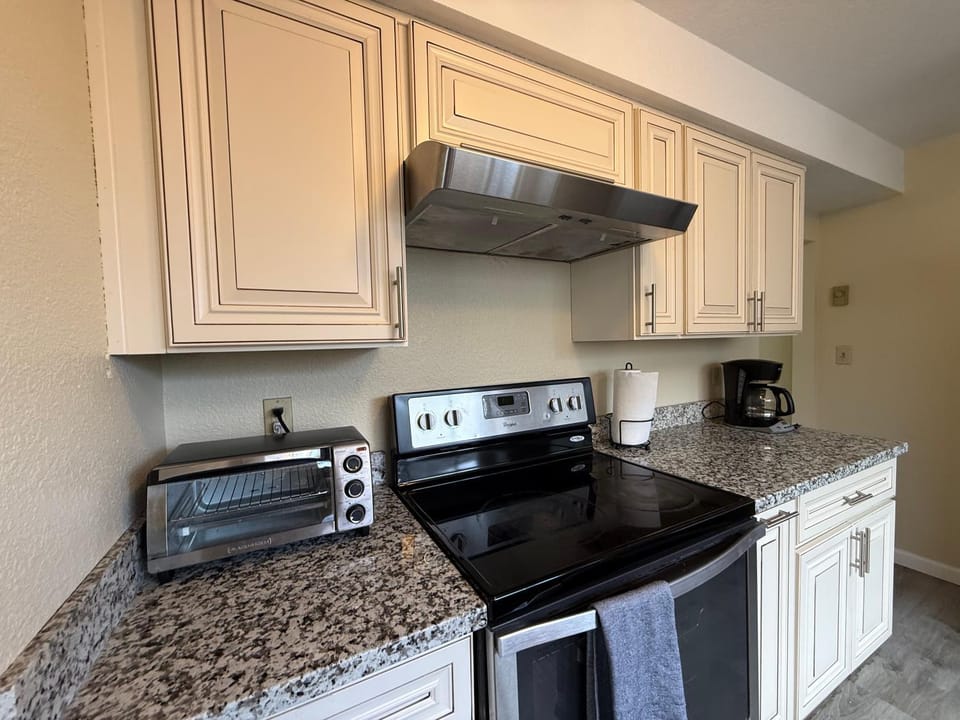 Coffee/tea facilities, Kitchen or kitchenette, oven, stove