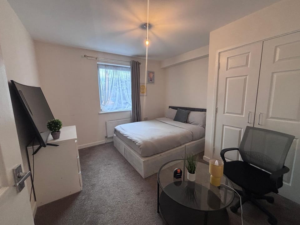 1 Bedroom Sleep 4 Urban Retreat with Private Balcony, Moments from Norwood Station & Crystal Palace FC Apartment in Croydon