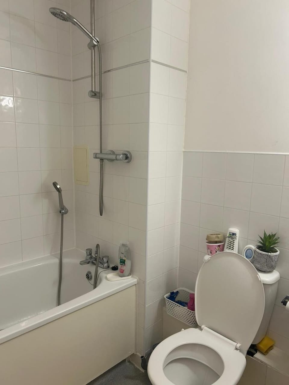 1 Bedroom Sleep 4 Urban Retreat with Private Balcony, Moments from Norwood Station & Crystal Palace FC Apartment in Croydon