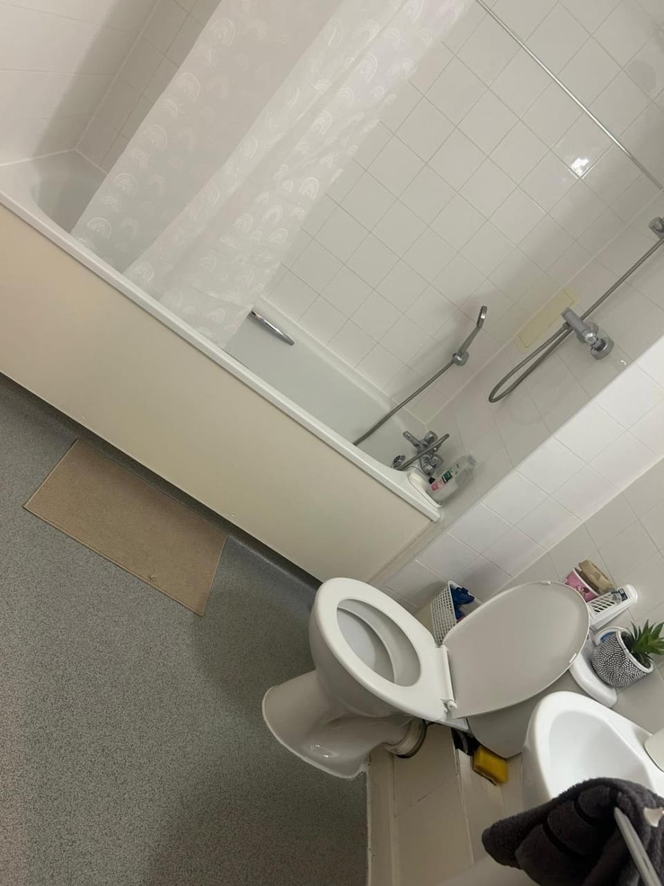 1 Bedroom Sleep 4 Urban Retreat with Private Balcony, Moments from Norwood Station & Crystal Palace FC Apartment in Croydon