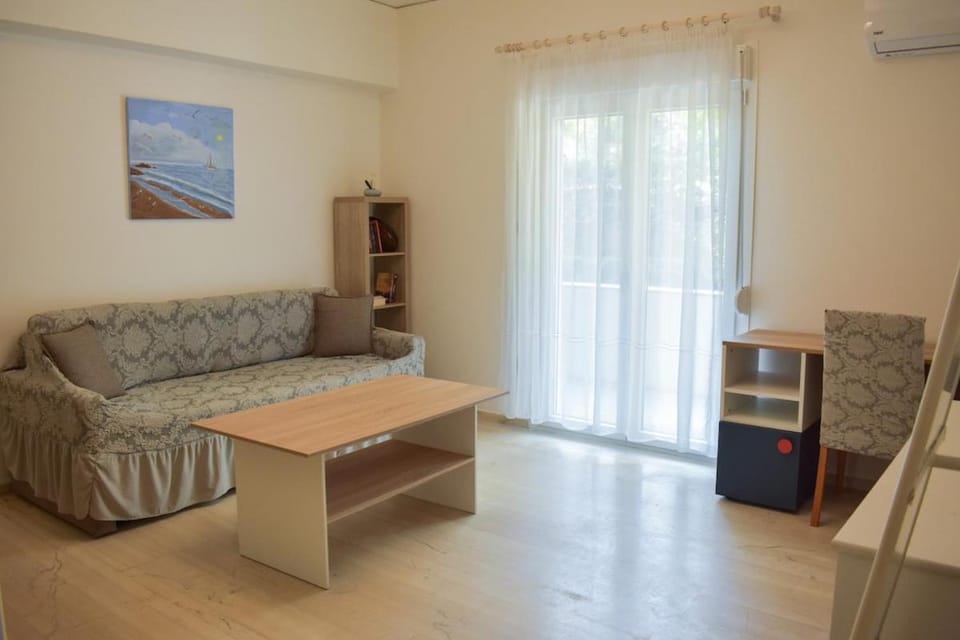 Bed, Living room, Photo of the whole room, Seating area, air conditioner