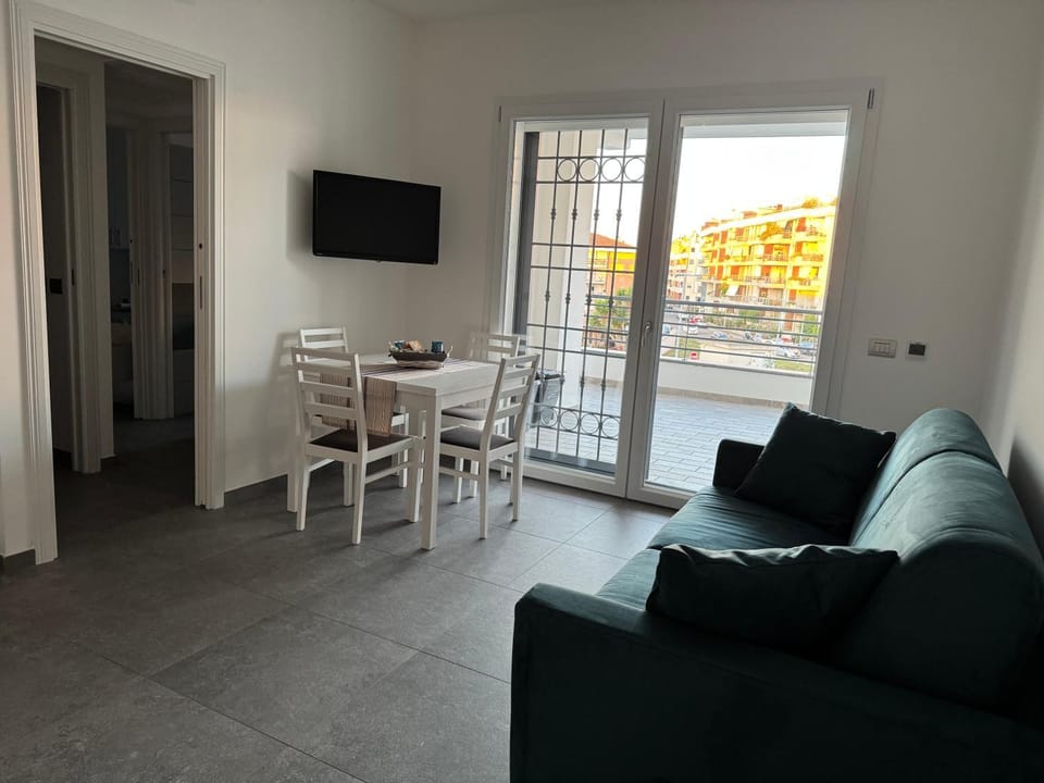 TV and multimedia, Living room, Dining area, Evening entertainment