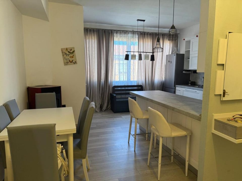 Kitchen or kitchenette, Living room, Seating area, Dining area