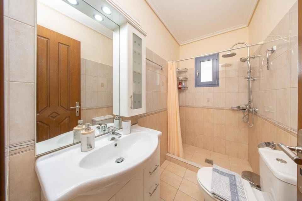 Shower, Toilet, Bathroom, towels