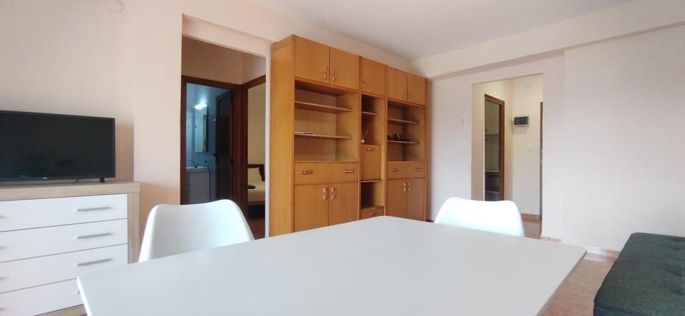 TV and multimedia, Seating area, Dining area