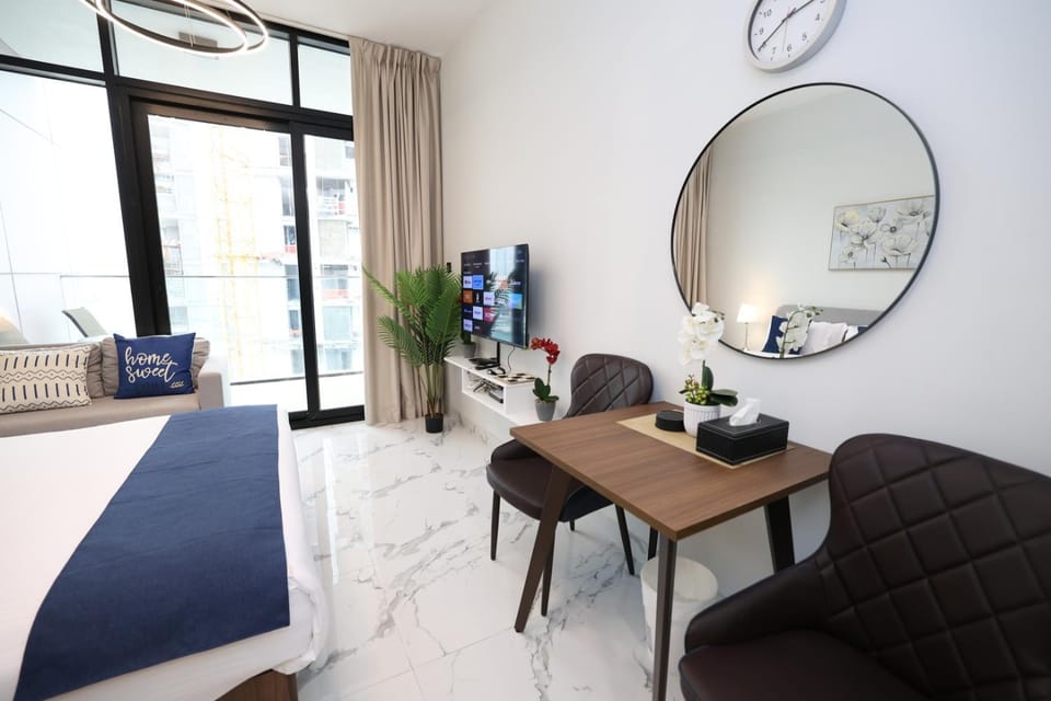 Bed, Living room, Photo of the whole room, Seating area, Bedroom