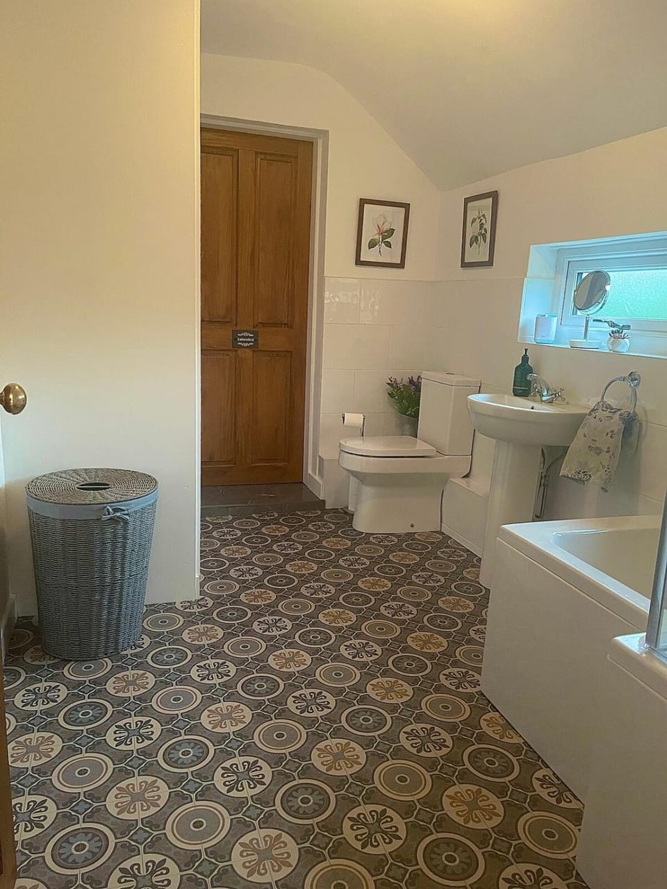 Alton Village 5mins to Alton Towers 3 bedrooms Sleeps 8 JCB Golf House in Staffordshire Moorlands District