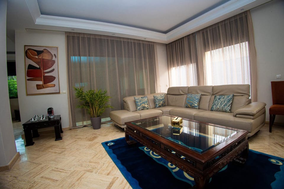 Villa avec piscine et sauna 8 chambres proche commodité et Casa Finance City Villa in Casablanca